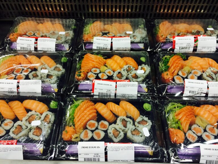 Store opptak av mindre fisk holder lakseprisen stabil