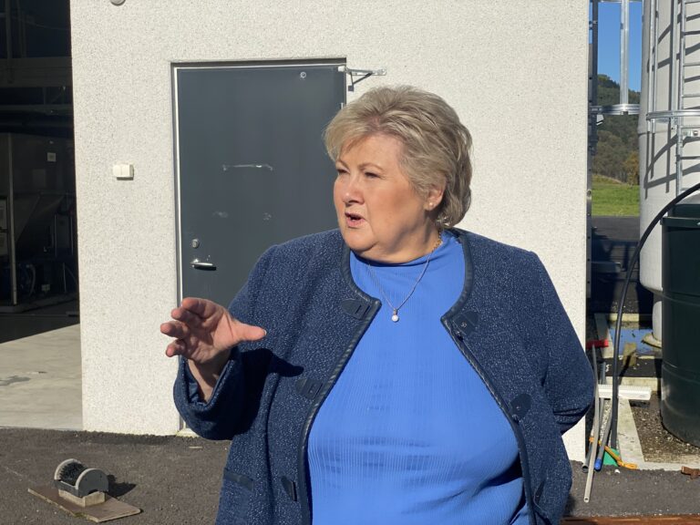 Erna Solberg øker presset på fiskeriministeren: – Enig i at det ville være lurt å ikke ta nedtrekken nå