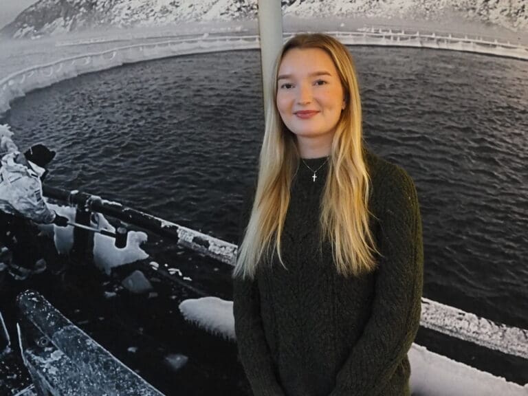 Hun tar masteroppgaven parallelt med trainee-jobb i Grieg Seafood Finnmark