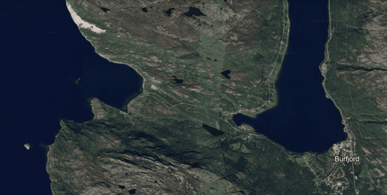 AQS-båt blåste på land i forrykende vinterstorm. Mannskapet hoppet i havet i grov sjø