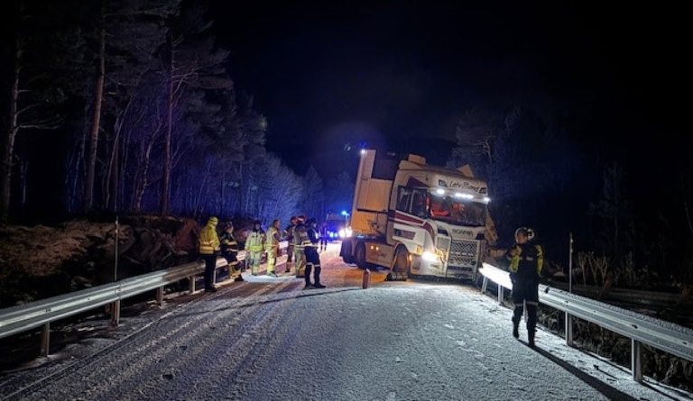 Lastebil kjørte i fjellveggen i Nærøysund: &laquo;Laks er strødd utover og kan ikke berges&raquo;