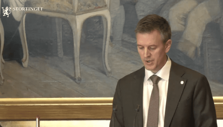 Arbeiderpartiets statsråder vil ikke svare om normprisene og peker på Prisrådet. Det provoserer Erling Sande (Sp)
