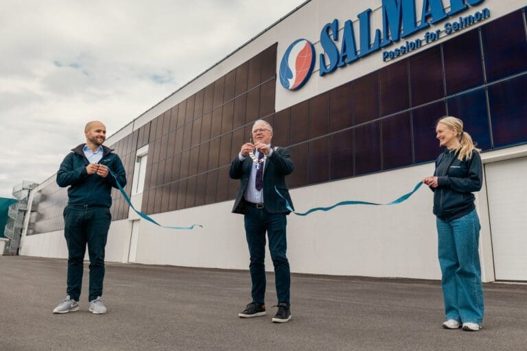 Åpnet Trøndelags største solcelleanlegg – på taket av SalMar Tjuin