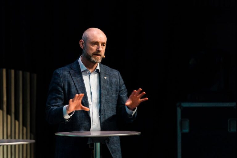 – De store spiser ikke bare de små, men også de store