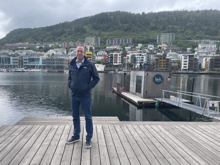 – Dette handler om det faktum at havet blir verre og verre. Over alt. Hele tiden.