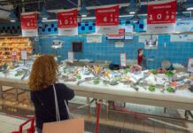 Økt slaktepress, og mer storfisk, sender lakseprisen ned