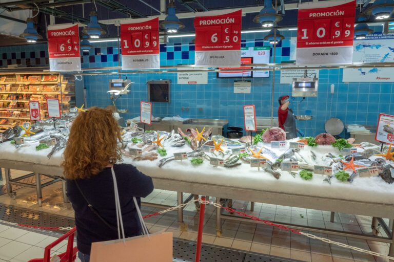 Økt slaktepress, og mer storfisk, sender lakseprisen ned