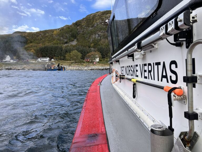 Arbeidsbåt i full fyr ved Vigra: – Store skader