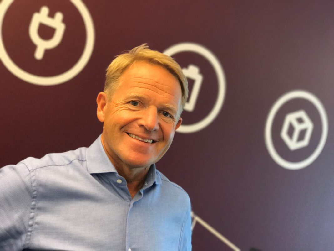 smilende 2 med lilla bakgrunn