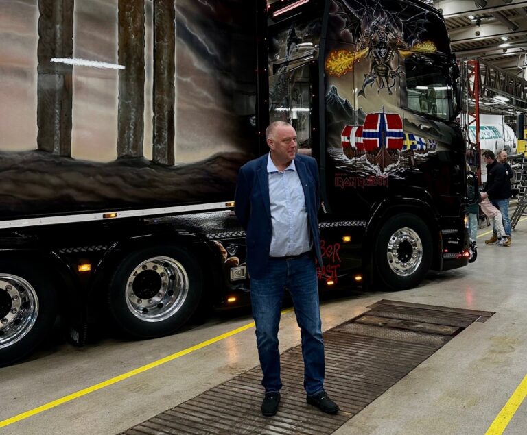 – Vi tvinges til å bryte loven for å få laksen fram