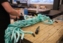 – Alt tauet spleises for hånd. Det er veldig mye arbeid, veldig tungt arbeid.