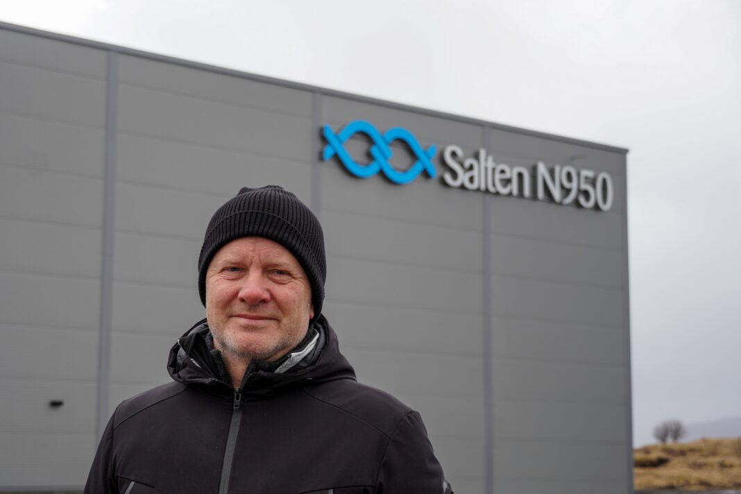 Magni Veturlidason foran Salten N950 på Sørarnøy. Foto av John-Christian Andreassen