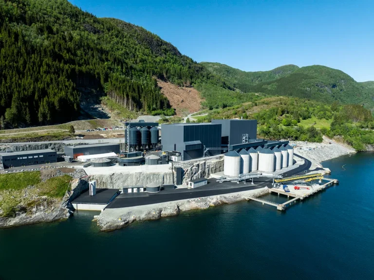 Nordic Mining vil ikke stoppe gruveaktivitetene ved Førdefjorden