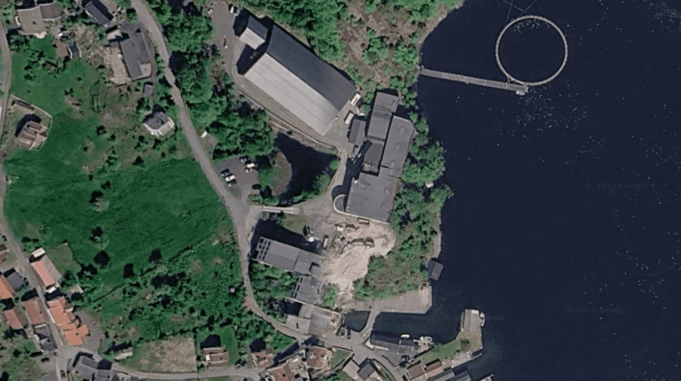 Bygget ble tidligere brukt til å produsere Draco fritidsbåter. Nå vil Mowi fôre opp storsmolt der