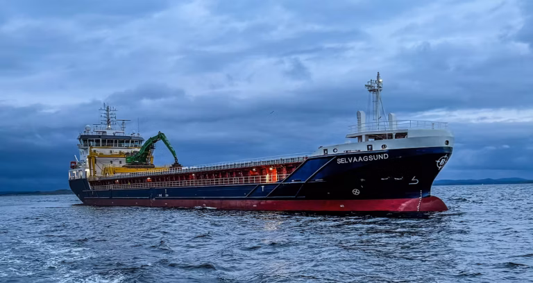 Fôrbåt på grunn ved Bodø
